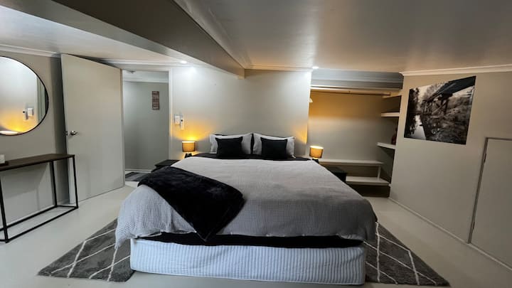 Glavna spavaća soba u potkrovlju na gornjoj etaži sadrži bračni krevet i dva otvorena ormarića za odlaganje. Ova prostorija sadrži pametni TV ravnog ekrana spojen na Wi-Fi i klima-uređaj s povratnim ciklusom. 