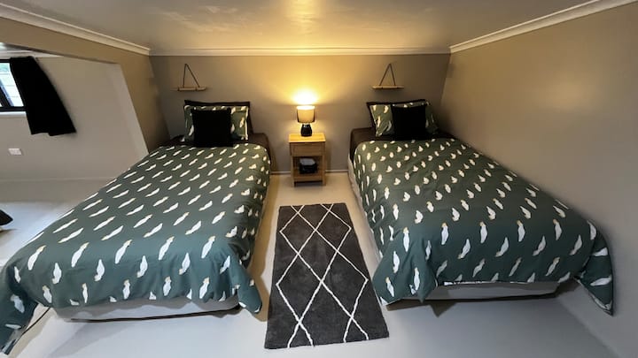 Spavaća soba dva nalazi se na gornjoj etaži s bračnim krevetom i dva bračna kreveta za jednu osobu te jedan veliki otvoreni ormarić za vaše potrebe. Ova prostorija ima klima-uređaj s povratnim ciklusom.  