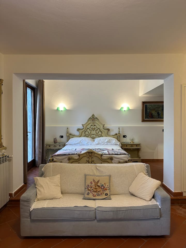 Vista della ampia camera da letto arredata su due ambienti, con un letto matrimoniale del tipo king size, in stile veneziano degli anni cinquanta. Nell'ambiente antistante, la zona notte principale, ampio spazio con divano letto matrimoniale.