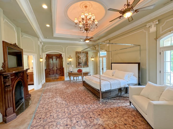 Suite con dormitorio principal y cama tamaño king 