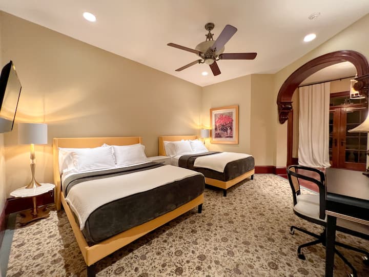 Dormitorio en el nivel principal - 2 camas tamaño queen con baño adjunto. 