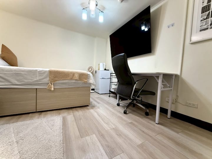 Workspace evidence from (53,306) Business/Beautiful Quality Suite/Close to MRT/Convenience/Zhongshan Ximen Business District/Park/Private Washing and Drying/Student