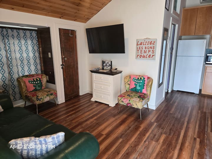 Stella’s Downtown Queen Studio Private & Parking! - Louisiana