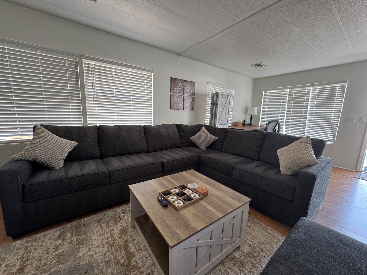 Successful Airbnb property: River Retreat. 15 mins to Laughlin, Walk to River in Bullhead City