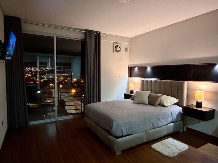 เตียง 2 ที่นั่งแสนสบาย 
สมาร์ททีวีพร้อมบัญชีเน็ตฟลิกซ์ 
ระเบียงที่มีวิวสวยๆของ Christ of Concord 
