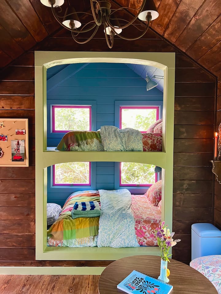 Queen bed on the bottom bunk and full bed on the top bunk !