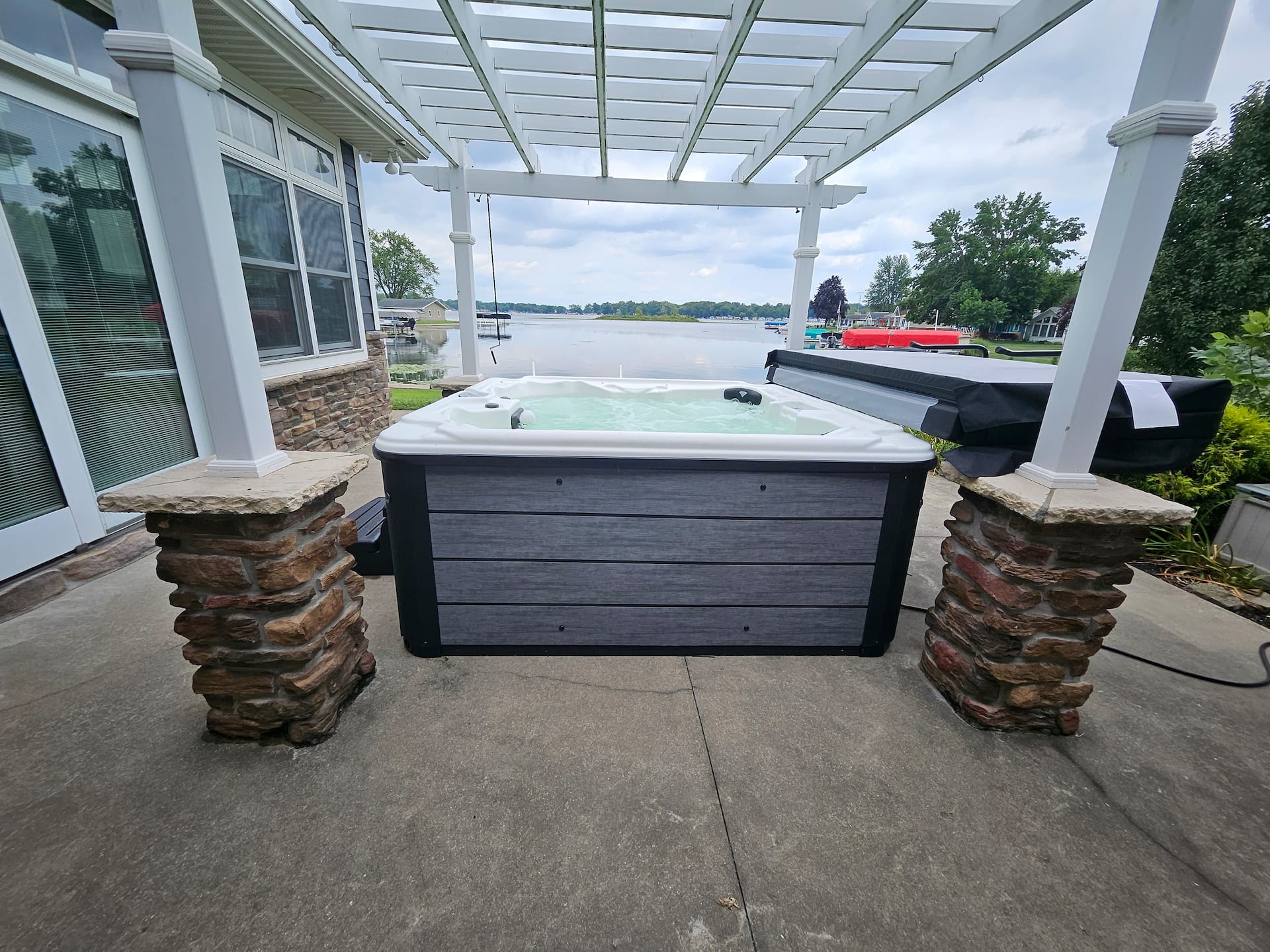 Lakefront, Pets, Hot Tub, dock, fishing, kayaks.