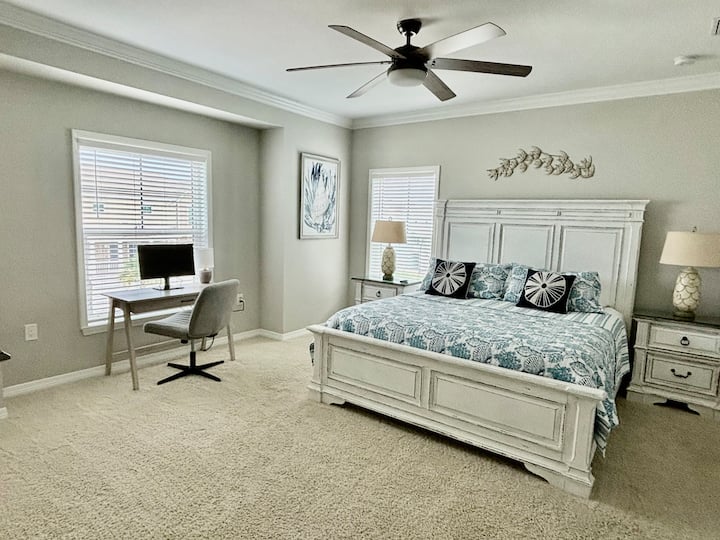 Sehemu mahususi ya kazi yenye skrini, kebo ya HDMI na dawati.