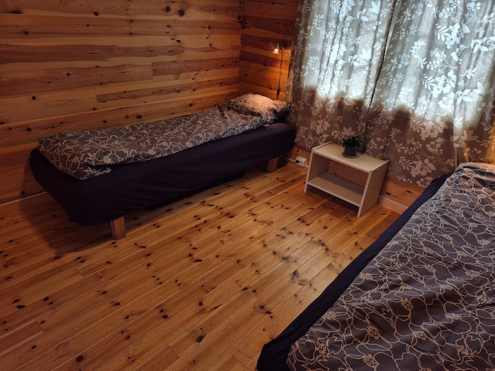 2 camas de solteiro no quarto