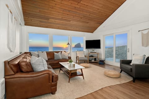 Bright Beachfront Bungalow + hot tub