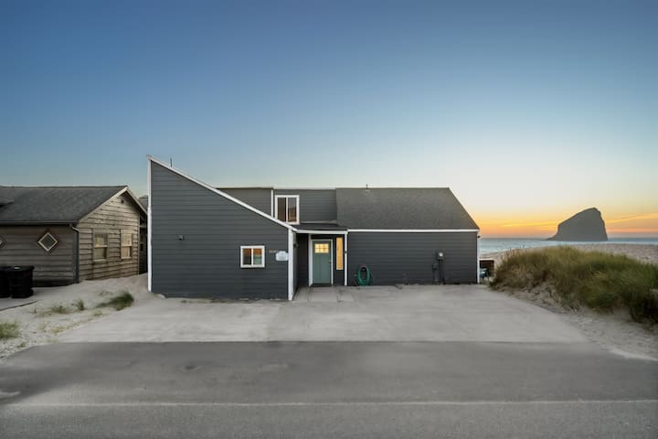 Bright Beachfront Bungalow + hot tub