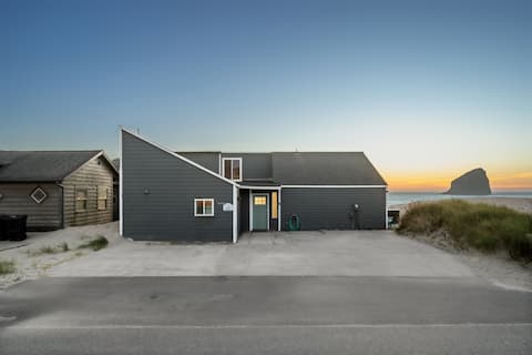 Bright Beachfront Bungalow + hot tub