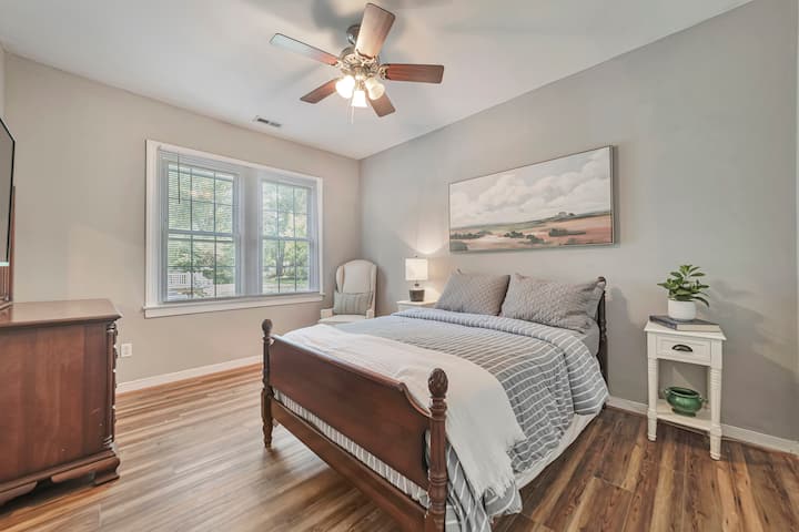 穏やかなインテリアと専用バスルームがリトリートのような雰囲気を演出する、設備の整った寝室の魅力を満喫しましょう。