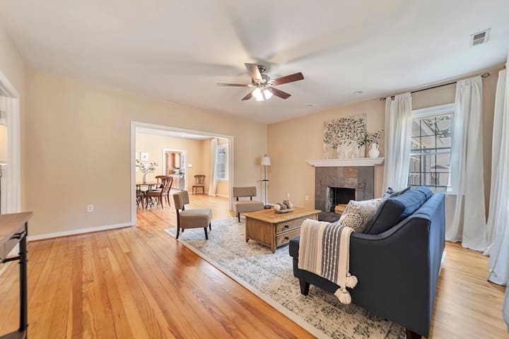 居心地の良いファミリールームから、高級家電や心のこもった心遣いを備えたモダンなキッチンまで、大切な人と一緒に温かみを感じる開放的な空間で集まりましょう。