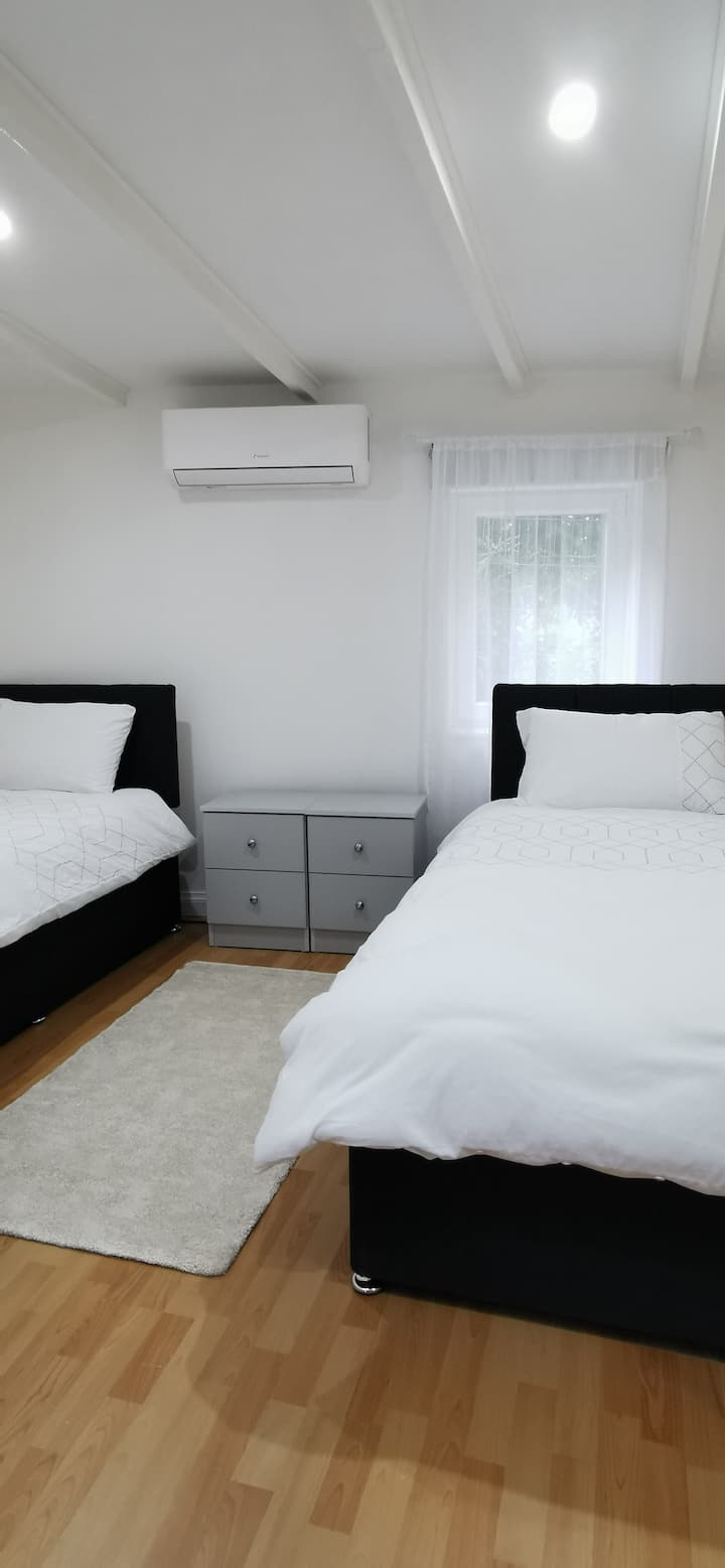Schlafzimmer 1