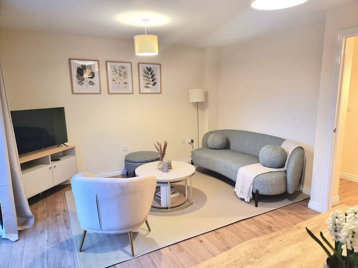 Spacious 4 Bed House / Parking - Warwickshire