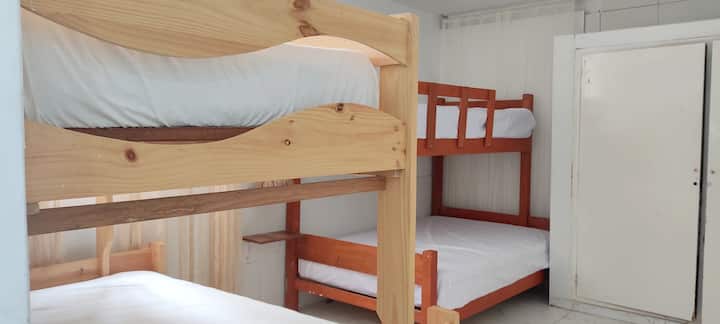 ห้องพักกว้างขวางพร้อมตู้เสื้อผ้า ผู้เข้าพัก 6 คนไม่ต้องใช้ห้องน้ำรวมกัน มีโต๊ะวางโทรศัพท์มือถือ ผ้าม่าน และหน้าต่างที่มองเห็นสวน 