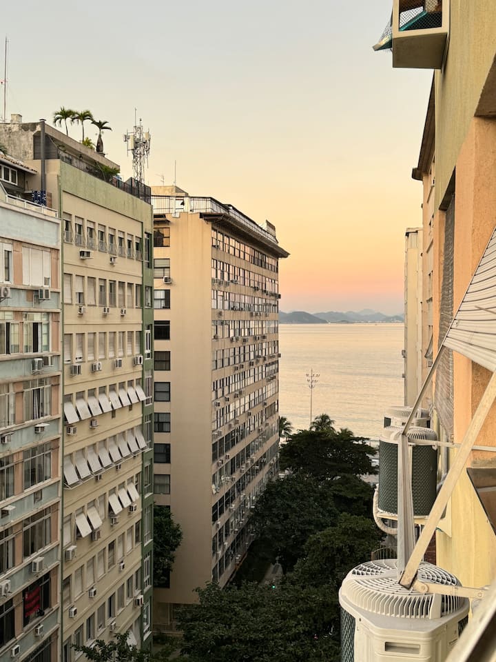 Apt 150m from Copacabana beach overlooking the sea