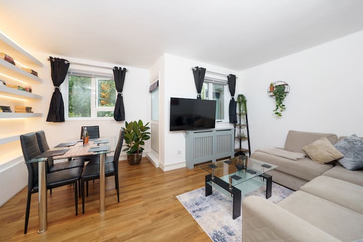 Zone 1 Regents Park Walk to West End & Camden