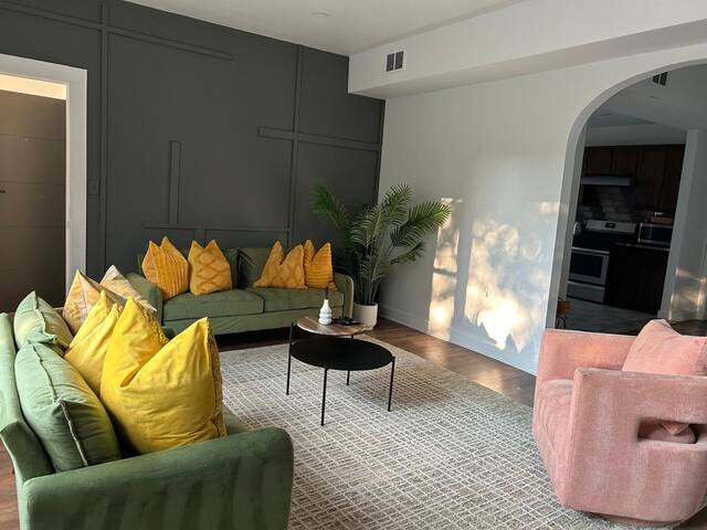 Luxury Escape~ Sleeps 10+ • Easy Access to EWR/NYC gallery image 2