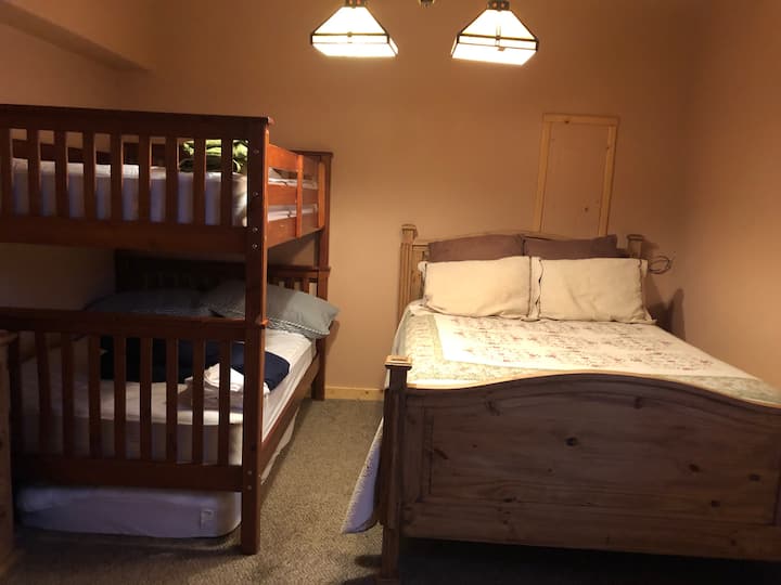 Manželská posteľ a plná poschodová posteľ. 