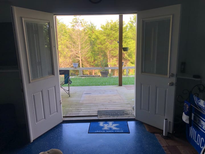 יציאה מהמרתף 