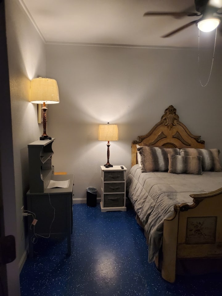 קומה תחתונה. מיטה בגודל מלא.