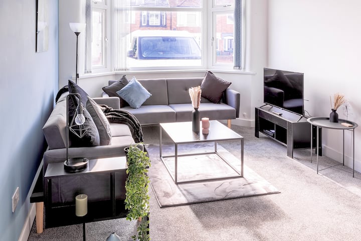 Dnevni boravak ispunjen suncem s velikim prozorima – odličan prostor za opuštanje