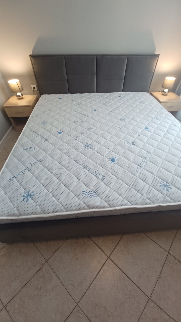 Cama nueva, grande y cómoda con un colchón nuevo de 180/200