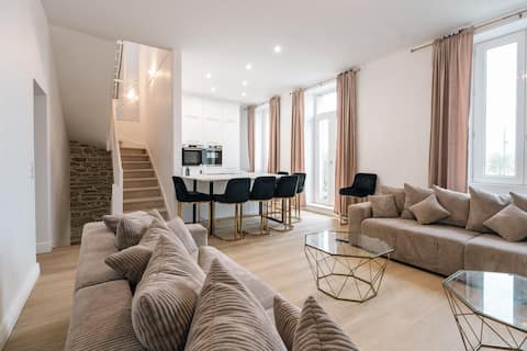 Villamoon house overlooking the harbor and the walled city