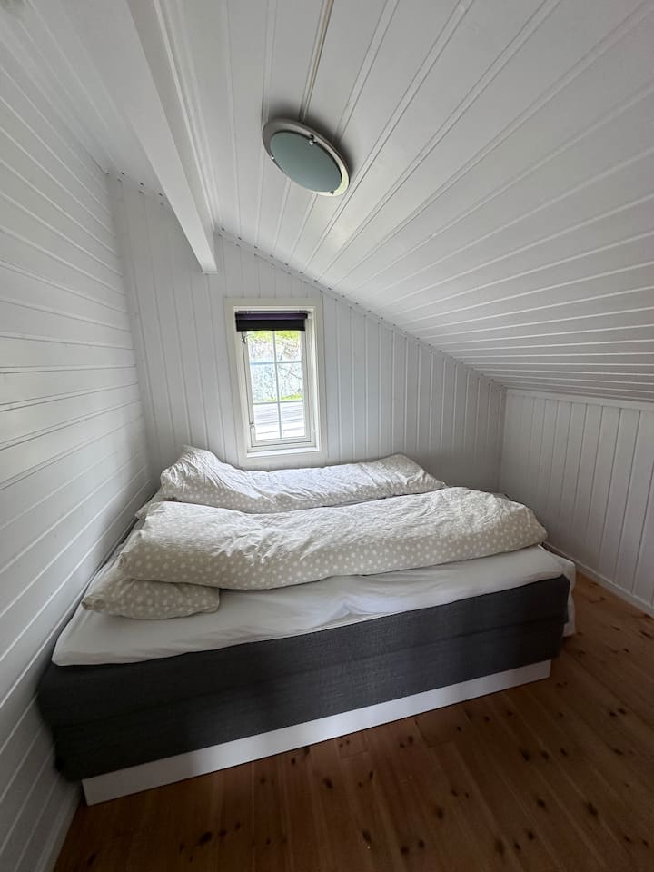 Spavaća soba na 2. katu. Krevet je širok 150 cm 