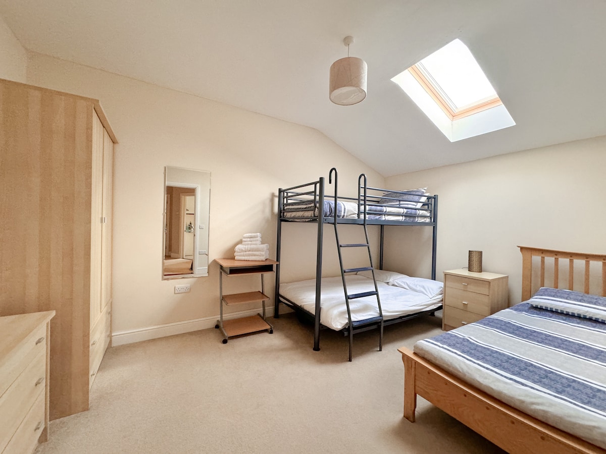 Ruime slaapkamer compleet met een eenpersoonsbed en 2 extra bedden binnen het stapelbed.

De kamer biedt indien nodig veel ruimte voor een reiswieg.

Voldoende opbergruimte en een spiegel over de volledige lengte.