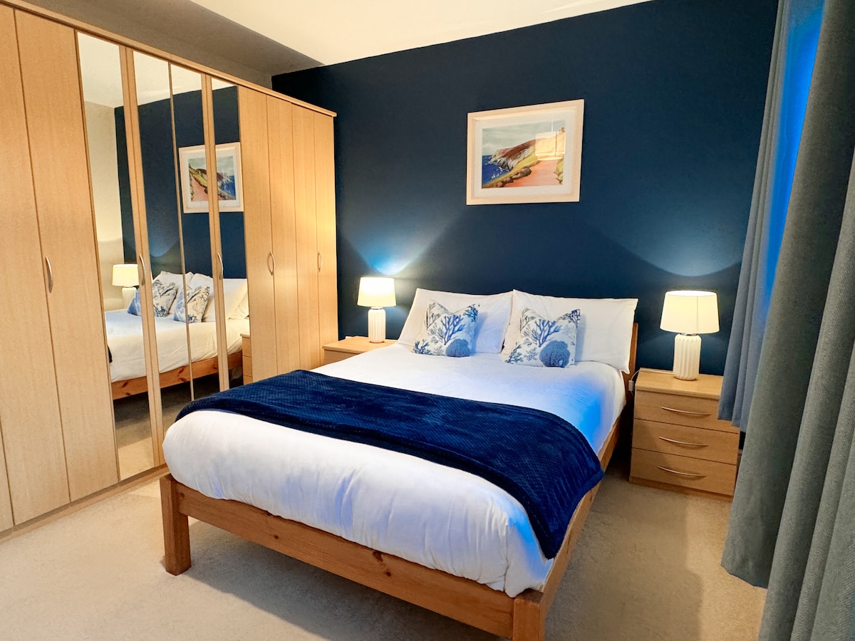 Zeer ruime hoofdslaapkamer met kingsize bed. 

Grote kasten met voldoende hang- en kastruimte. 

Twee grote ramen zorgen voor veel daglicht in de kamer.

Toilettafel & TV