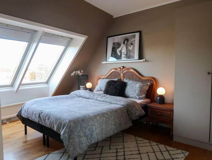 Голема, проветрена спална соба (кревет 150x200) со ролетни.  Можност за додавање дополнителен кревет 80x200, пристап до детско креветче за бебе ако е потребно. Гардеробер од 1 метар.