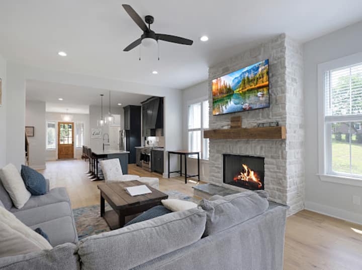 Spacious Luxury Home, Sleeps 20+, Near Nashville - Mount Juliet, TN