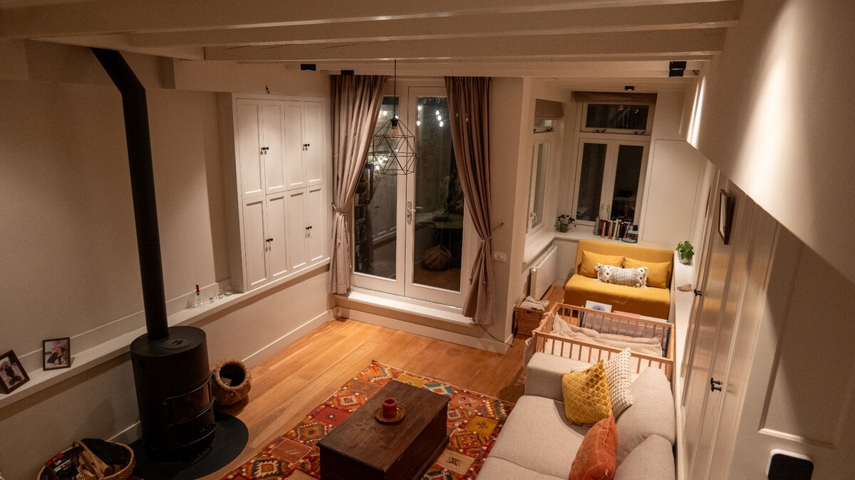 Popular Airbnb listing: Cozy Jordaan Hideaway in Anjeliersbuurt Zuid