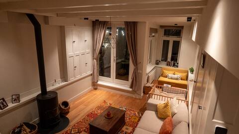 Popular Airbnb listing: Cozy Jordaan Hideaway in Anjeliersbuurt Zuid