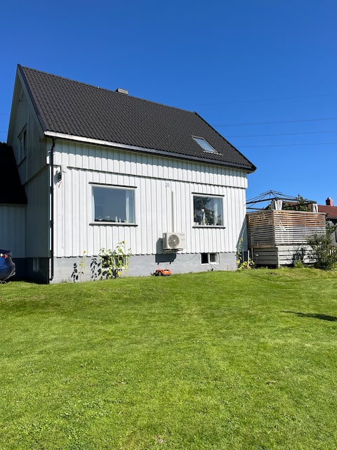 Central residence near equestrian center