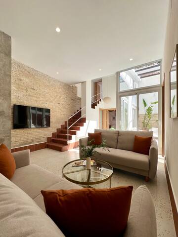 Spectacular space with pool gallery image 3