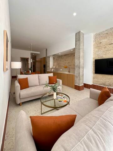 Spectacular space with pool gallery image 4