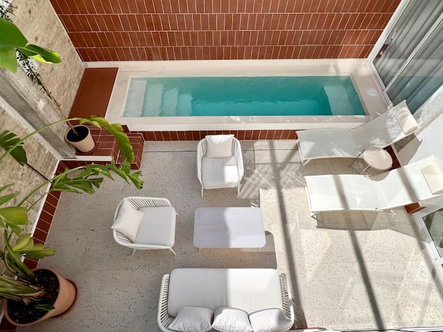 Spectacular space with pool