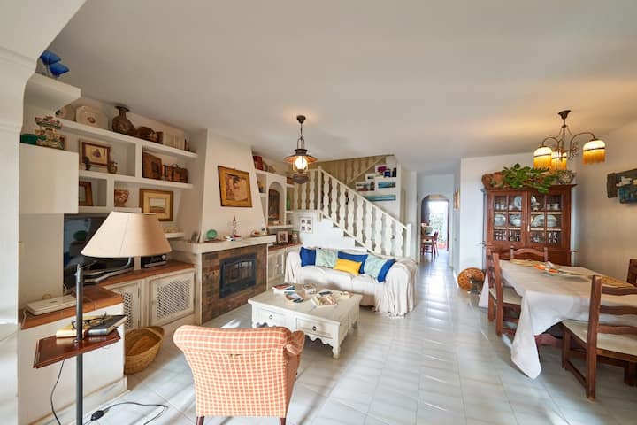 ห้องนั่งเล่นที่สวยงามและกว้างขวางพร้อมเตาผิง 