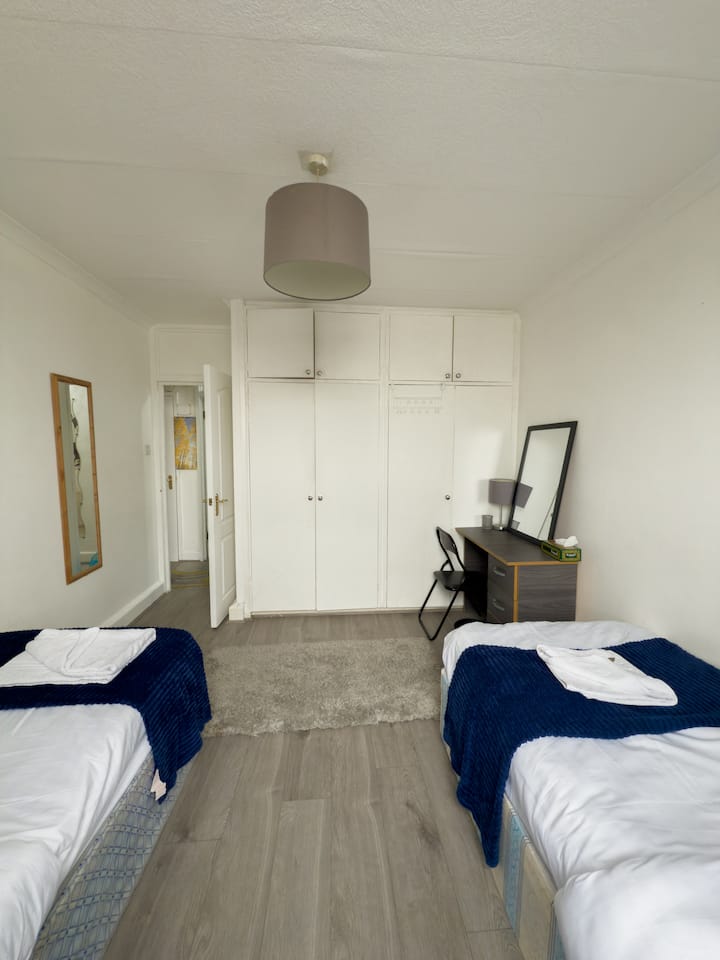 Svetlá spálňa s dvoma pohodlnými samostatnými lôžkami s čistou posteľnou bielizňou.
Zahŕňa veľké okno, zatemňovacie závesy a mäkký koberec pre väčšie teplo.
Ideálne pre priateľov, kolegov alebo deti, ktoré potrebujú pokojný spánok.