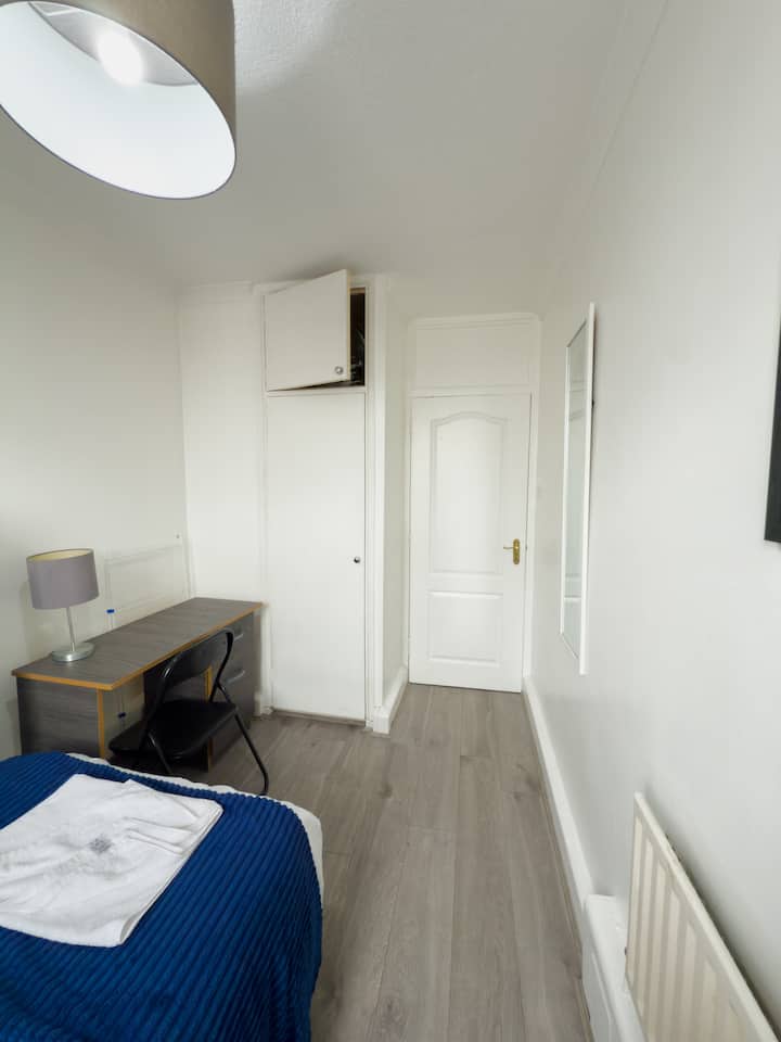 Kompaktná a útulná jednolôžková spálňa s pohodlnou posteľou a čistou posteľnou bielizňou.
Obsahuje pracovný stôl, stoličku, lampu pri posteli a komodu na odkladanie vecí.
Ideálne pre sólo cestujúcich, študentov a pracujúcich profesionálov.