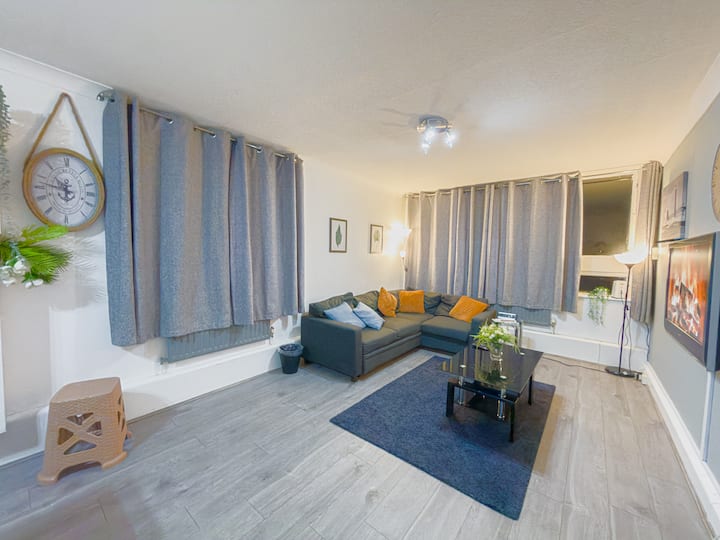 Moderný a priestranný obývací a jedálenský priestor s veľkými oknami a štýlovou výzdobou.
Pohodlné pohovky, inteligentný televízor a elegantné jedálenské prostredie pre hostí.
Ideálne pre rodiny alebo skupiny, ktoré hľadajú uvoľnený a dobre vybavený pobyt.