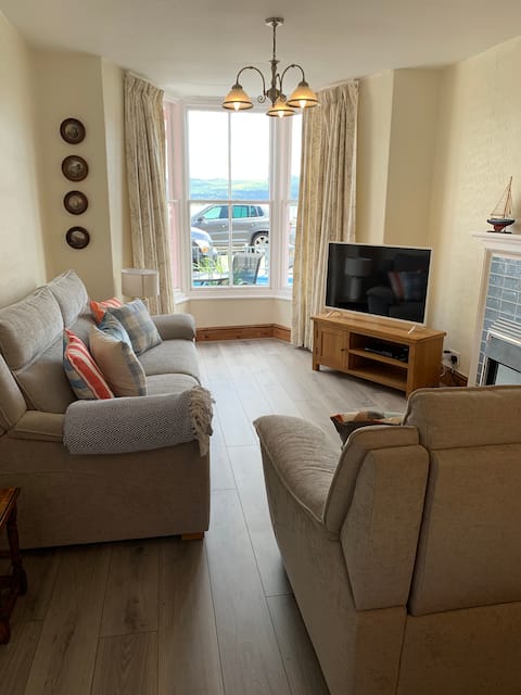 Top Airbnb: Stunning Beach front cottage with Estuary Views in Morfa Bychan, Ynys Galch, East, West, Gest, Tremadog