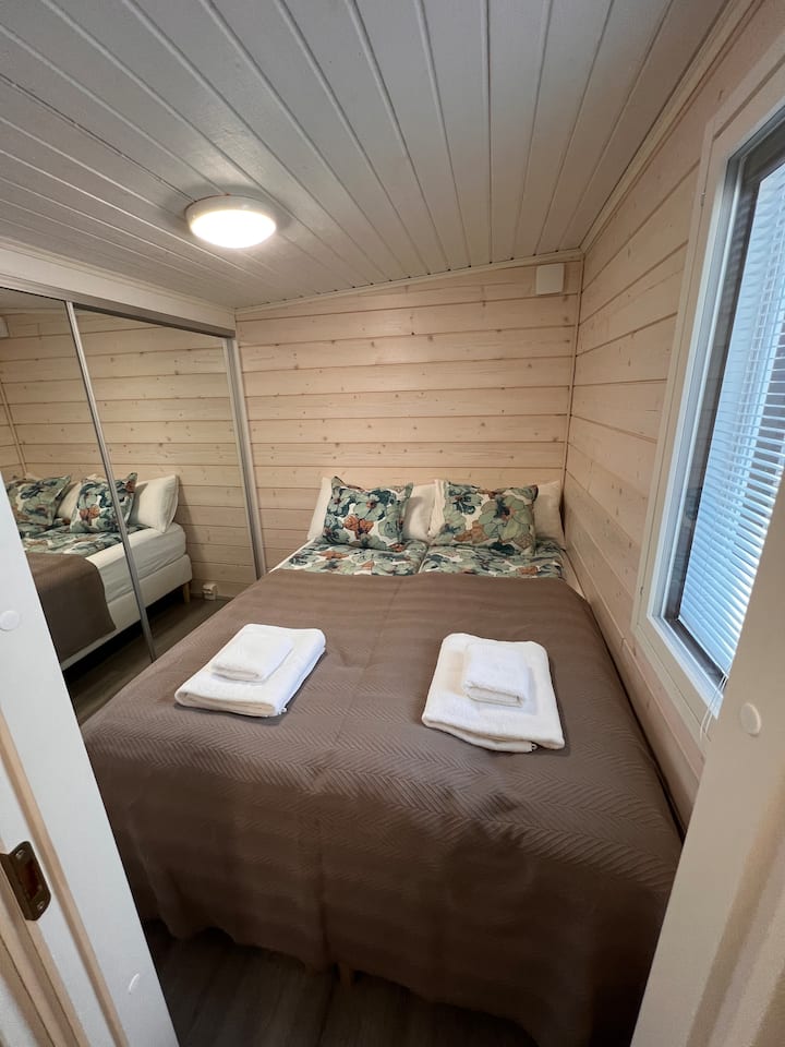 เตียงคู่ขนาด 160 ซม. พบมู่ลี่ที่หน้าต่าง มีพื้นที่สำหรับเสื้อผ้าในตู้เสื้อผ้าบานเลื่อนสำหรับข้าวของของคุณ