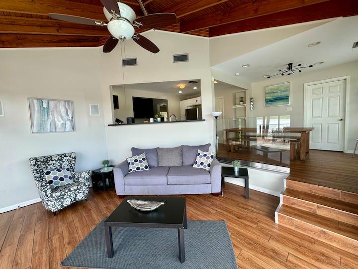 Riverfront Modern Loft - Highlands, TX