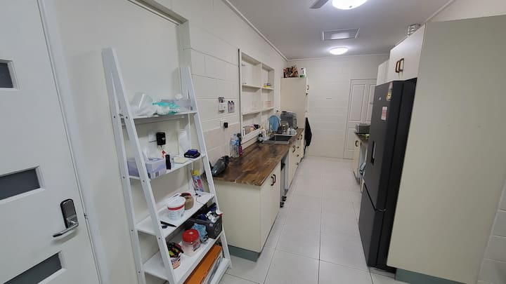 R4 Super Value King Single Fan Only Room In Unit3 - Townsville