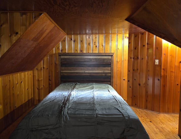 ห้องนอนด้านหน้าชั้นสอง เตียงควีนไซส์